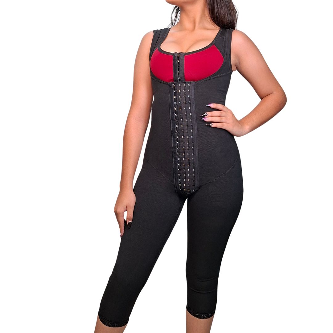 Faja tipo capri con pierna debajo de la rodilla y alta compresión. Ideal para uso postoperatorio, postparto y diario. Controla cintura, vientre bajo y levanta glúteos. Fabricada en Powernet y Spandex, con gafetes frontales y encaje.