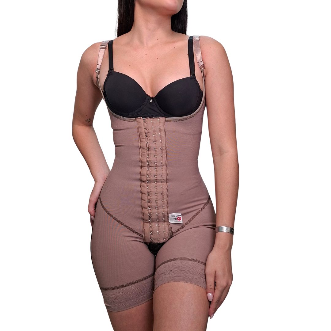 faja completa-short postoperatoria con tirantes finos y alta compresión. Ideal para uso postoperatorio, postparto y diario. Controla cintura y vientre bajo, levanta glúteos. Fabricada en Powernet y Spandex con gafetes y blonda siliconada en piernas.