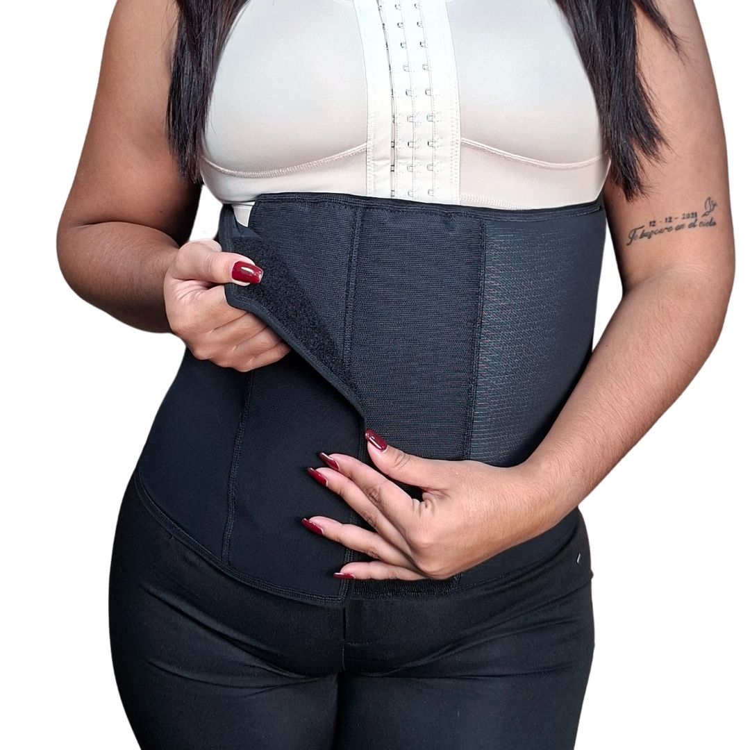 Banda abdominal de alta compresión para uso postoperatorio y manejo de eventración. Proporciona soporte y control en la zona abdominal. Fabricada en Powernet y Spandex con gafetes para ajuste.