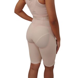 Faja short corte alto a la rodilla de alta compresión. Ideal para postparto, histerectomía y uso diario.