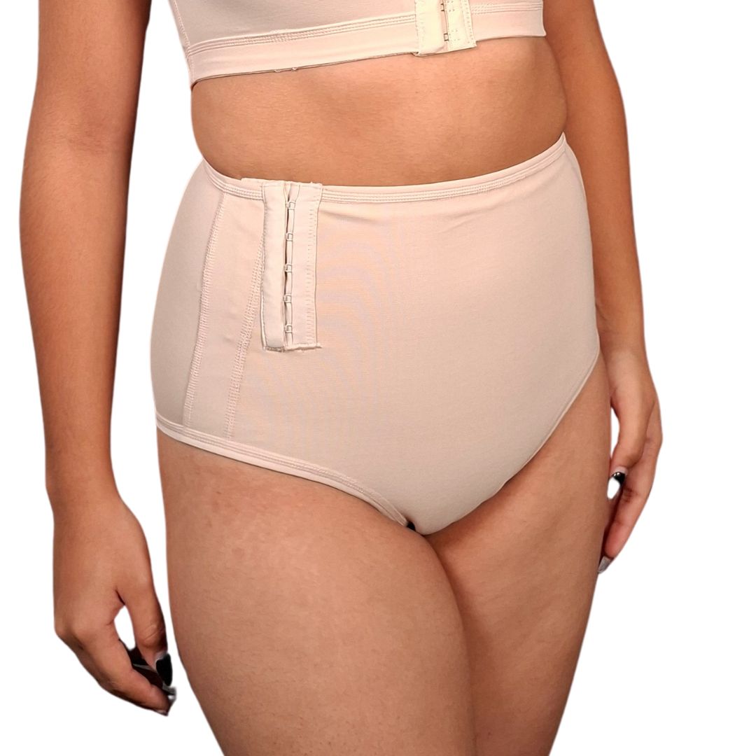 Faja panty de broche lateral en Spandex y Powernet con gafetes, alta compresión para control de vientre bajo postparto y uso diario.