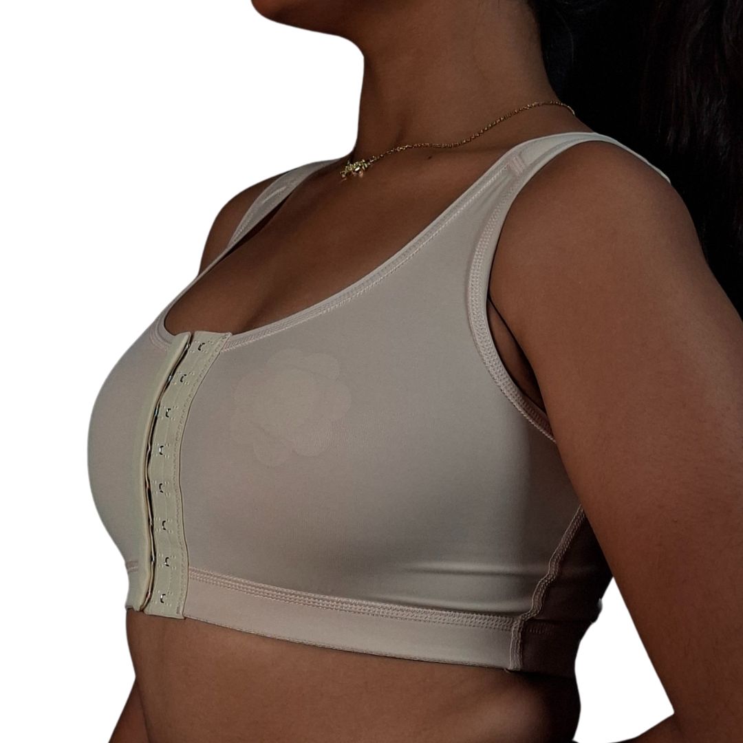 Sostén postoperatorio etapa 1 de Fajas Tendencia, sin copas prehormadas, con abrochadura frontal y refuerzo en X en la espalda para soporte postural.